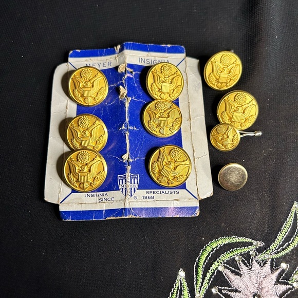VTG Post WW2 1940s Dress Army Golden Eagle buttons, still attached to card. - Picture 2 of 5